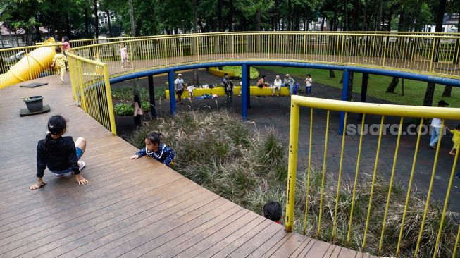 Anak-anak bermain di Taman Puring, Jakarta Selatan, Kamis (26/5/2022). [Suara.com/Alfian Winanto]