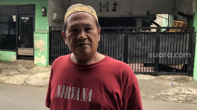 Ata (56), Ketua RT 09/05 Duren Sawit Jakarta Timur, menunjukkan lokasi percobaan begal HP terhadap warganya, Kamis (26/5/2022). [Suara.com/Faqih Fathurrahman]