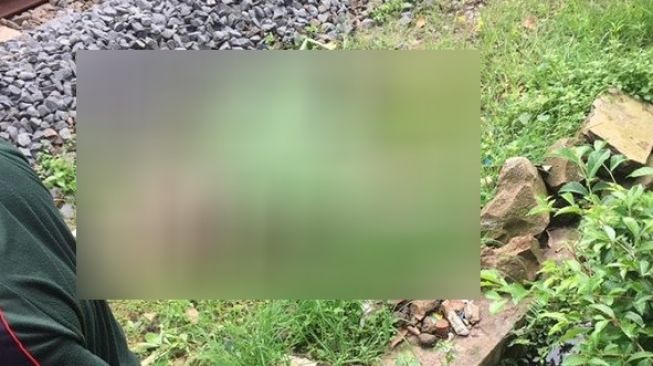Tragis, Ibu di Tangsel Tewas Tersambar KRL Usai Buang Sampah di Pinggir Rel