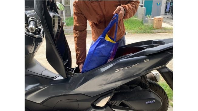 Tips aman bawa barang saat naik motor agar tidak celaka di jalan (Dok. AHM)