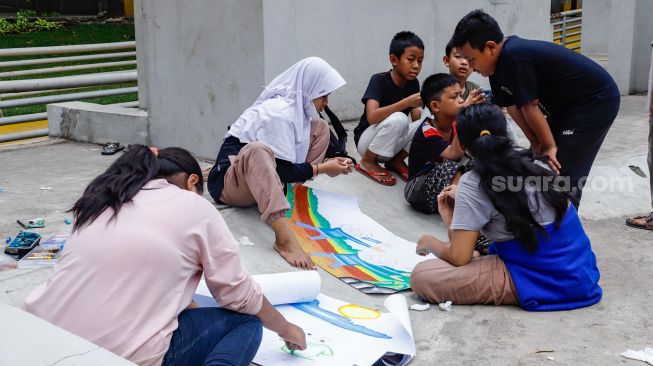 Anak-anak menggambar bersama di Taman Puring, Jakarta Selatan, Kamis (26/5/2022). [Suara.com/Alfian Winanto]