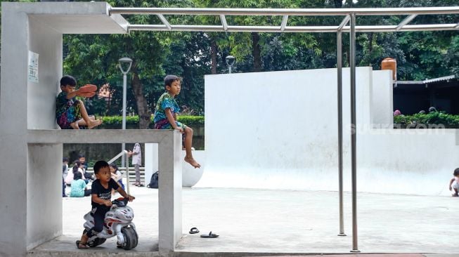 Anak-anak bermain di Taman Puring, Jakarta Selatan, Kamis (26/5/2022). [Suara.com/Alfian Winanto]