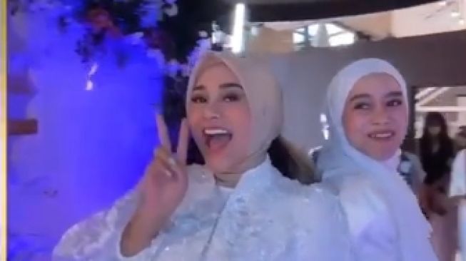 Gaya artis di halal bihalal bos MS Glow (Instagram/@aurelie.hermansyah)