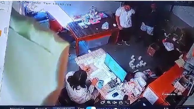 Cuplikan video detik-detik Benny K Harman diduga melakukan pemukulan terhadap pegawai restoran di Labuhan Bajo. [Tangkapan Layar]