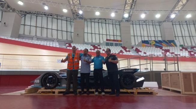 Panitia Penyelenggara Formula E Jakarta memamerkan replika mobil Formula E di Jakarta International Velodrome, Rawamangun, Jakarta Timur, Kamis (26/5/2022). [Suara.com/Yaumal Asri Adi Hutasuhut]