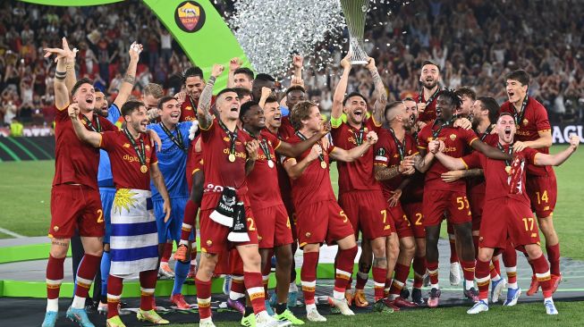 Para pemain Roma merayakan kemenangan setelah memenangkan pertandingan sepak bola final UEFA Conference League antara AS Roma melawan Feyenoord di Air Albania Stadium, Kamis (26/5/2022) dini hari WIB. [OZANKOSE/AFP]