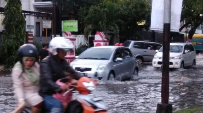 Diguyur Hujan Deras Sejak Sore Hingga Malam, Jalan Poros Makassar-Maros Tergenang Air 30 Cm