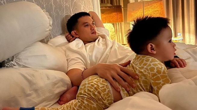 Potret Kedekatan Rezky Aditya dengan Anak (Instagram/thereal_rezkyadhitya)