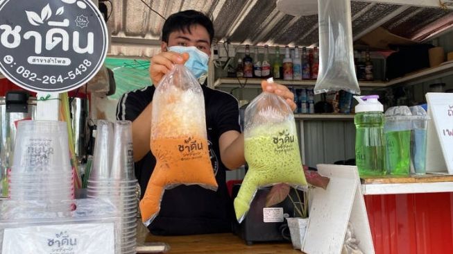 Viral Penjual Thai Tea Punya Bungkus Unik, Mirip Apa Hayo?