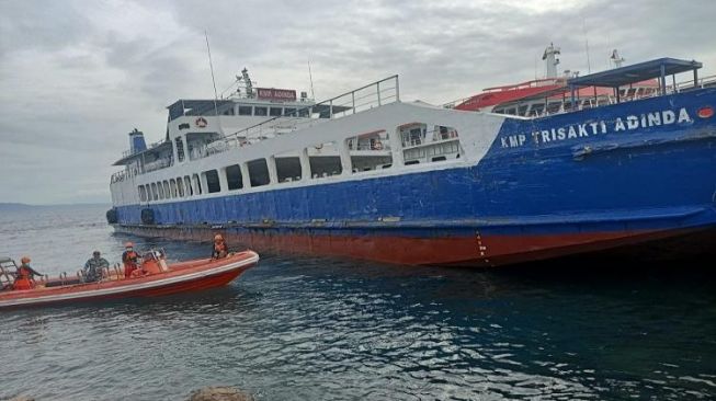 Kandas di Pelabuhan Gilimanuk, KMP Trisakti Adinda Tak Bisa Bergerak di Atas Karang