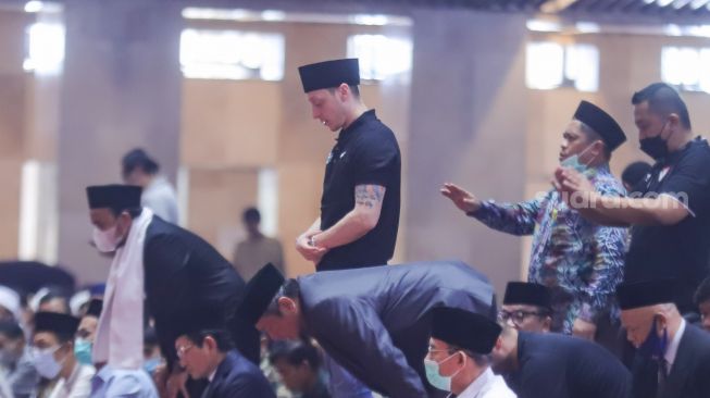 Pesepakbola Mesut Ozil saat mengikuti ibadah Salat Jumat di Masjid Istiqlal, Jakarta Pusat, Jumat (27/5/2022).  [Suara.com/Alfian Winanto]