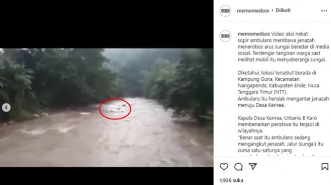 Aksi nekat sopir ambulans terjang sungai berarus deras demi antar jenazah ke Desa Kerirea, Kabupaten Ende, Nusa Tenggara Timur (NTT) yang dibanjiri tangisan warga. (Instagram/@memomedsos)