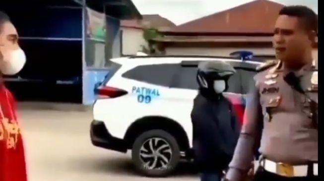 Kata-Kata Polisi Ini Bikin Hati Pemotor Wanita Meleleh Usai Kena Tilang, So Sweet