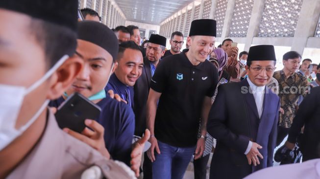 Mesut Ozil Diteriaki 'Hala Madrid' saat Memasuki Masjid Istiqlal