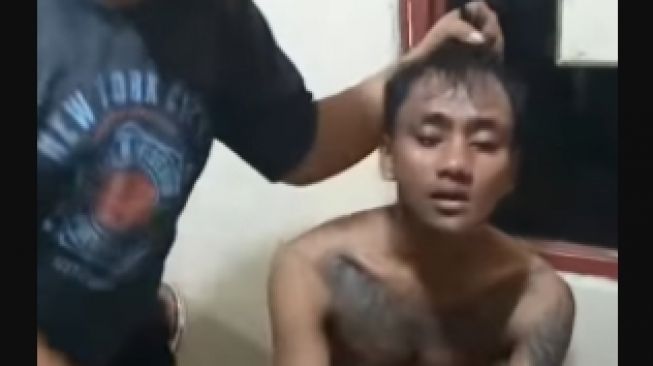Warga Tangkap Maling Parfum Di Minimarket Bukit Duri, Saat Pelaku Digeledah Didapati Barang Mencurigakan