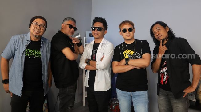 Grup band Elkasih Reborn berpose saat berkunjung ke Kantor Redaksi Suara.com, Jakarta, Jumat (27/5/2022). [Suara.com/Angga Budhiyanto]
