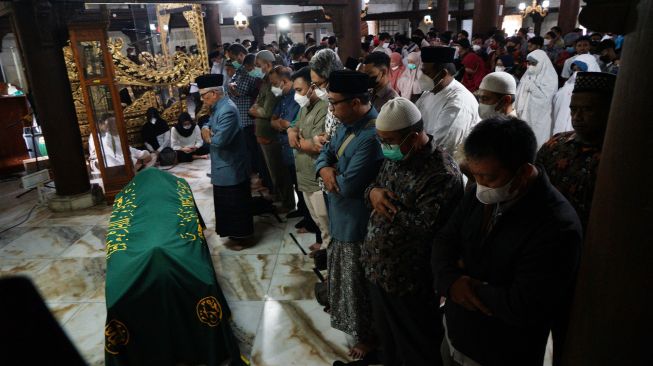 Umat Islam melaksanakan shalat jenazah saat prosesi penyemayaman Alm. BuyaAhmad Syafii Maarif di Masjid Gede Kauman, Yogyakarta, Jumat (27/5/2022).  ANTARA FOTO/Andreas Fitri Atmoko