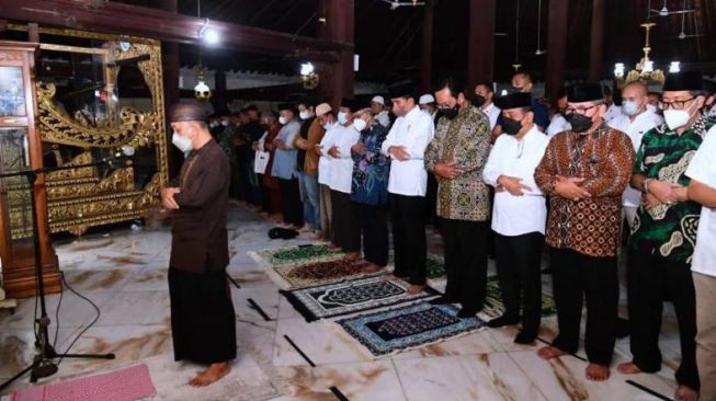 Takziah Berikan Penghormatan Terakhir atas Wafatnya Buya Syafii, Jokowi Salati Jenazah di Masjid Gedhe