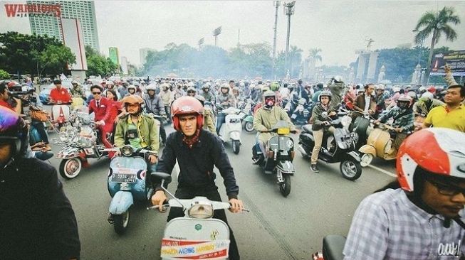 Scooter Riding Jakarta Mods Mayday (JMMD) yang digelar sebelum masa pandemi, yaitu di 2019. Sebagai ilustrasi [Instagram: jkt_modsmayday].