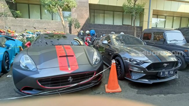 Mobil Ferrari dengan setrip merah milik Indra Kenz di Mabes Polri. [Suara.com/Rena Pangesti]