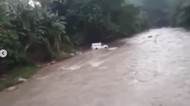 Aksi nekat sopir ambulans terjang sungai berarus deras demi antar jenazah ke Desa Kerirea, Kabupaten Ende, Nusa Tenggara Timur (NTT) yang dibanjiri tangisan warga. (Instagram/@memomedsos)