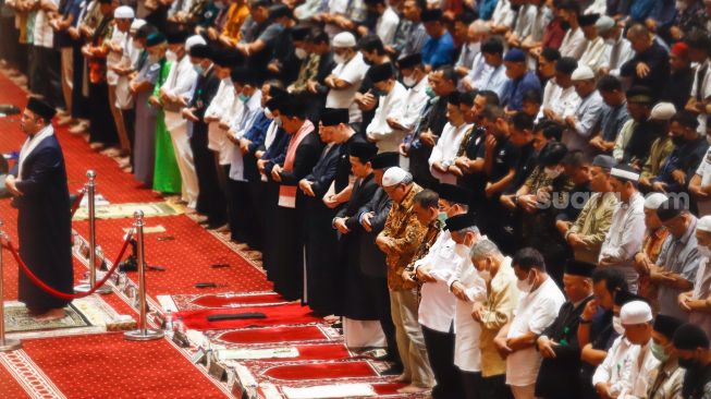 Pesepakbola Mesut Ozil saat mengikuti ibadah Salat Jumat di Masjid Istiqlal, Jakarta Pusat, Jumat (27/5/2022).  [Suara.com/Alfian Winanto]