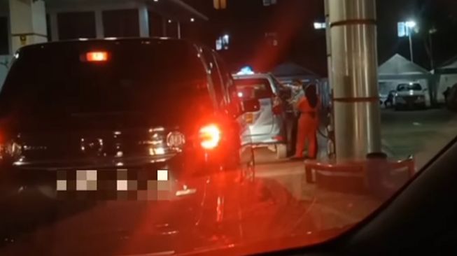Aksi sopir taksi menggoyangkan mobil saat isi bensin jadi sorotan publik (Instagram)