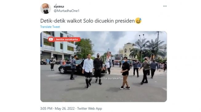 Viral momen ketika Wali Kota Solo, Gibran Rakabuming Raka dicuekin sampai kebingungan mencari Presiden Joko Widodo saat menemani blusukan di Solo. (Twitter/@MurtadhaOne1)