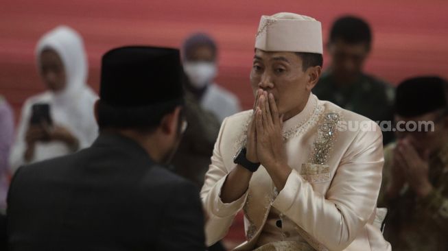 Mempelai pria Letkol Inf Nur Wahyudi menunjukkan rasa syukur usai mengucapkan ijab kabul saat menggelar akad nikah dengan artis Juliana Moechtar di Masjid Istiqlal, Jakarta, Jumat (27/5/2022). [Suara.com/Angga Budhiyanto]