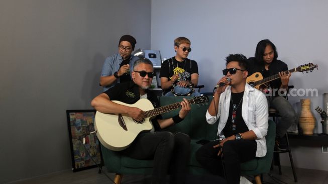 Grup band Elkasih Reborn tampil membawakan lagu mereka saat berkunjung ke Kantor Redaksi Suara.com, Jakarta, Jumat (27/5/2022). [Suara.com/Angga Budhiyanto]