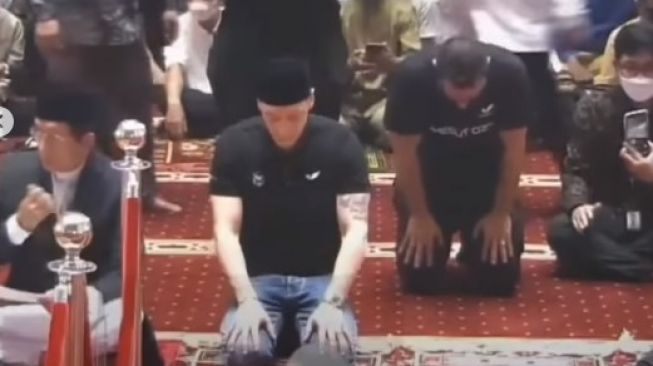 Penampilan Mesut Ozil Salat Jumat di Masjid Istiqlal, Didampingi Imam Besar