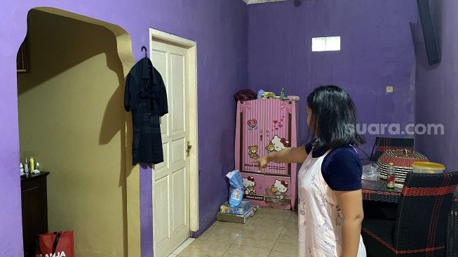 Riska Khaerunnisa (21), ibu dua anak yang jadi korban perampokan dan penyekapan menunjukkan salah satu kamar yang disatroni perampok saat ditemui di Sawah Baru, Ciputat, Kota Tangerang Selatan (Tangsel) ditemui Jumat (27/5/2022). [SuaraJakarta.id/Wivy Hikmatullah]