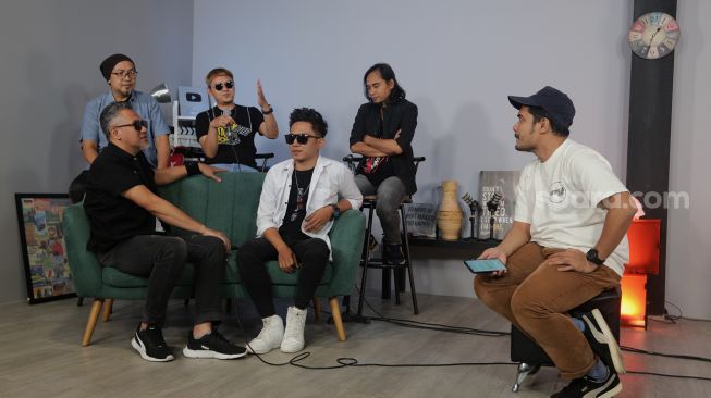 Grup band Elkasih Reborn menjawab pertanyaan dari tim Suara.com saat berkunjung ke Kantor Redaksi Suara.com, Jakarta, Jumat (27/5/2022). [Suara.com/Angga Budhiyanto]