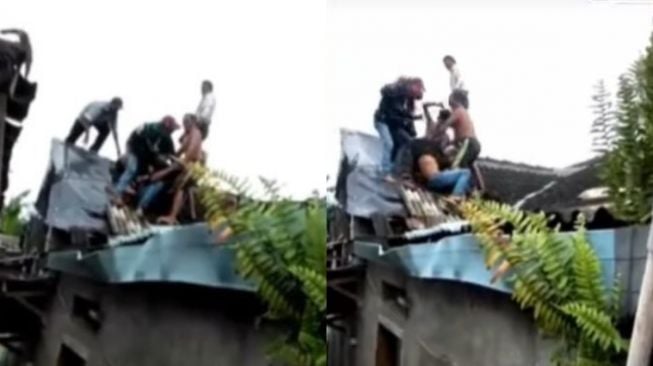 Warga Lumajang Gebuki Maling di Atap Rumah, Netizen: Sayang Gentengnya