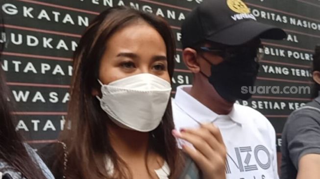 Doddy Sudrajat dan Mayang usai menjalani pemeriksaan dalam kasusnya dengan brand kosmetik Tan Skin di Polda Metro Jaya, Jumat (27/5/2022). [Rena Pangesti/Suara.com]