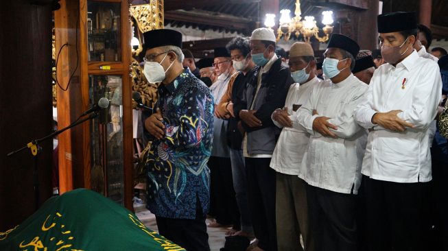 Presiden Joko Widodo (kanan) dan Ketua Umum PP Muhammadiyah Haedar Nashir (kiri) melaksanakan shalat jenazah saat melayat Almarhum Buya Syafii Maarif di Masjid Gedhe Kauman, Yogyakarta, Jumat (27/05/2022).  ANTARA FOTO/Andreas Fitri Atmoko