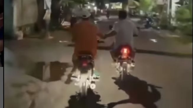 Aksi pemotor gandengan tangan di jalan bikin salfok (Instagram)