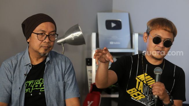 Personel grup band Elkasih Reborn menjawab pertanyaan dari tim Suara.com saat berkunjung ke Kantor Redaksi Suara.com, Jakarta, Jumat (27/5/2022). [Suara.com/Angga Budhiyanto]