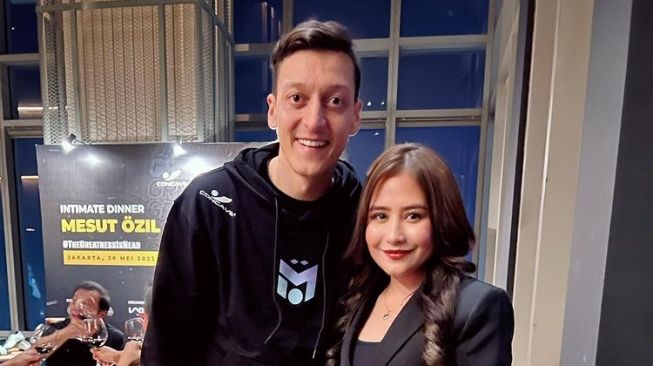 Prilly Latuconsina dan Mesut Ozil (@prillylatuconsina96)