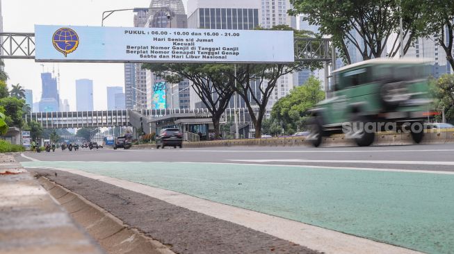 Sejumlah kendaraan melintas di Jalan Jenderal Sudirman Selatan, Jakarta Pusat, Jumat (27/5/2022). [Suara.com/Alfian Winanto]