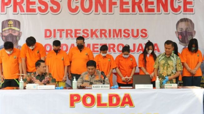 Polda Metro Jaya Tangkap 11 Karyawan dan Manajer Pinjol Ilegal, Operasikan 58 Aplikasi