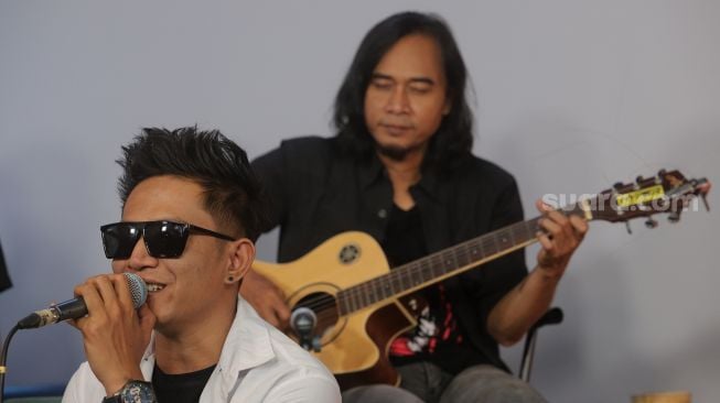 Grup band Elkasih Reborn tampil membawakan lagu mereka saat berkunjung ke Kantor Redaksi Suara.com, Jakarta, Jumat (27/5/2022). [Suara.com/Angga Budhiyanto]