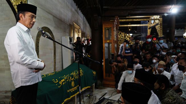 Presiden Joko Widodo memberikan sambutan saat melayat Almarhum Buya Syafii Maarif di Masjid Gedhe Kauman, Yogyakarta, Jumat (27/05/2022). ANTARA FOTO/Andreas Fitri Atmoko
