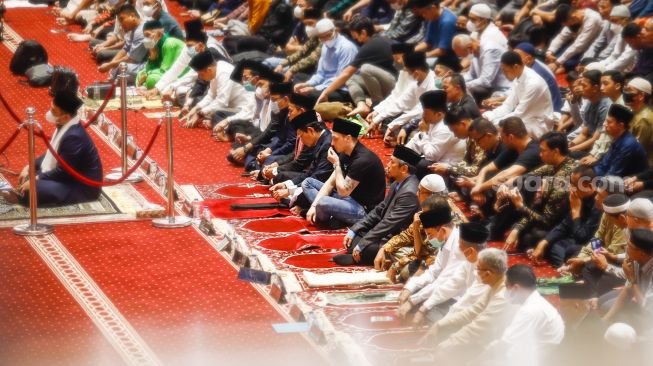 Pesepakbola Mesut Ozil saat mengikuti ibadah Salat Jumat di Masjid Istiqlal, Jakarta Pusat, Jumat (27/5/2022).  [Suara.com/Alfian Winanto]