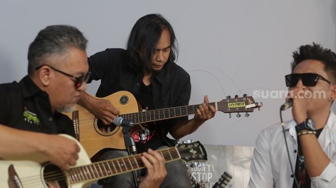 Grup band Elkasih Reborn tampil membawakan lagu mereka saat berkunjung ke Kantor Redaksi Suara.com, Jakarta, Jumat (27/5/2022). [Suara.com/Angga Budhiyanto]