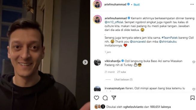 Mesut Ozil diberi informasi soal cara makan nasi Padang oleh Arief Muhamad. [Instagram]