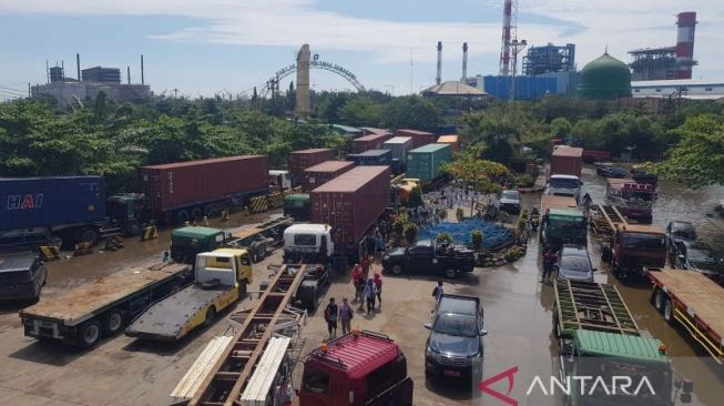 Banjir Rob Masih Sebabkan Kemacetan di Pelabuhan Tanjung Emas Hingga Jalan Ronggowarsito