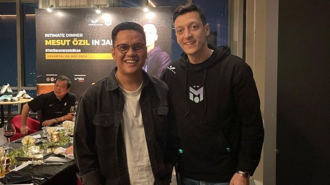 Diminta Arief Muhammad, Ini Jawaban Mesut Ozil soal Wajib Makan Nasi Padang Pakai Tangan