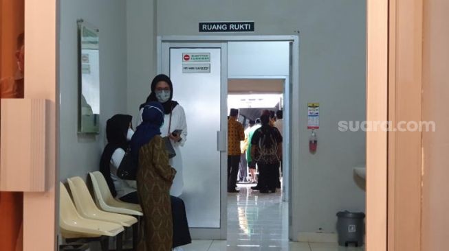 Jenazah Buya Syafii Maarif dimasukkan ke mobil ambulans di RS PKU Muhammadiyah Gamping sebelum dibawa ke Masjid Besar Kauman Yogyakarta, Jumat (27/5/2022). - (SuaraJogja.id/Hiskia Andika)