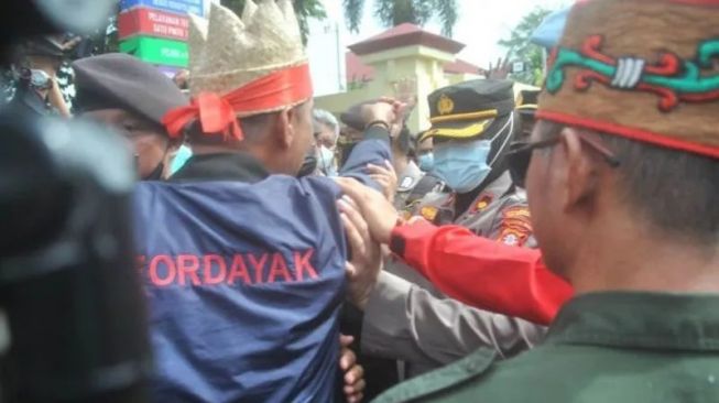 Terdakwa Kasus Narkoba Divonis Bebas, Massa Demo di PN Palangka Raya Tuntut Tiga Hakim Dinonaktifkan